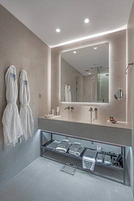 Badezimmer im Hellenic Vibes Smart Hotel in Athen mit Waschbecken, Spiegel und Handtüchern