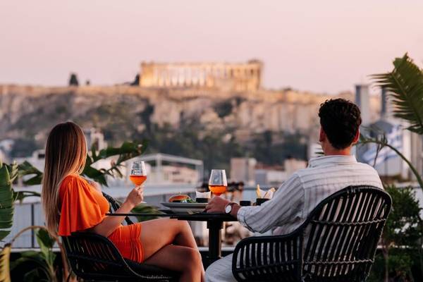 Paar genießt die Aussicht auf die Akropolis vom Skylark, Aluma Hotel & Resort