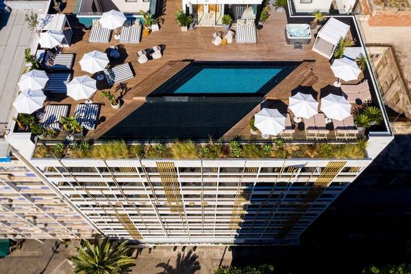 Skylark Aluma Hotel Dachterrasse mit Pool und Loungebereichen