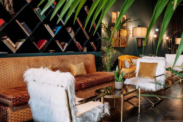 Skylark Aluma Hotel & Resort: Der Loungebereich mit weißen Möbeln und einer grünen Pflanze.