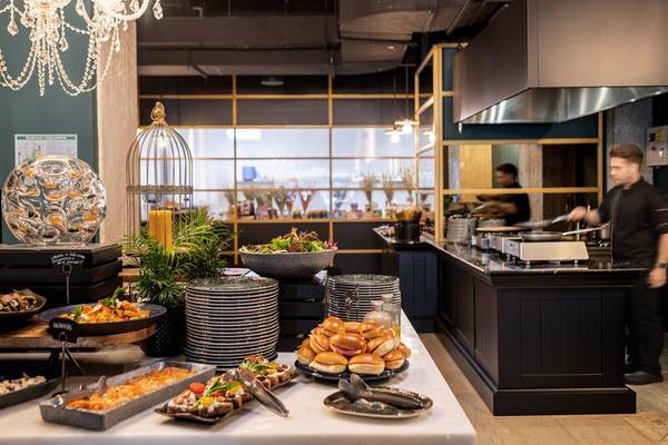 Buffettisch im Skylark, Aluma Hotel & Resort mit verschiedenen Gerichten, zwei Köchen und Inneneinrichtung.