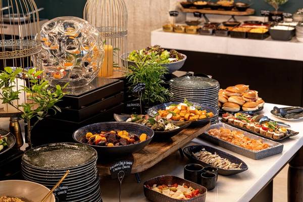 Buffettisch im Skylark, Aluma Hotel & Resort mit verschiedenen Gerichten und Salaten.