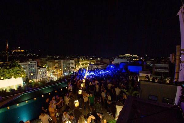 Nachtfest auf der Dachterrasse des Skylark, Aluma Hotel & Resort mit vielen Gästen.