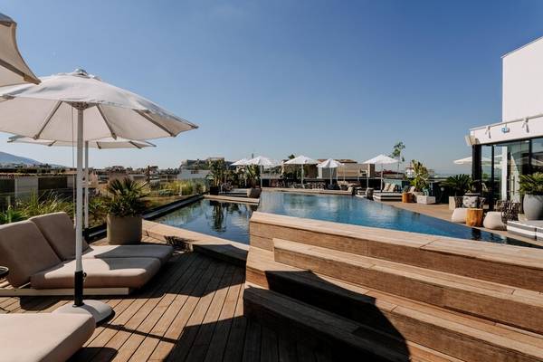 Dachterrasse des Skylark Aluma Hotels & Resorts mit Pool, Liegen und Sonnenschirmen