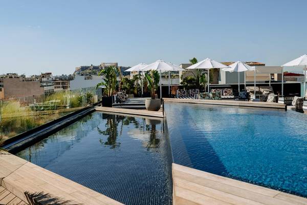 Dachterrasse des Skylark, Aluma Hotel & Resort mit Pool und Blick auf die Stadt
