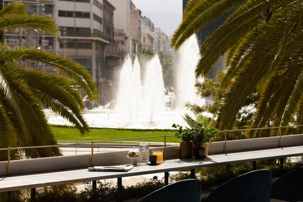 Aussicht auf die Terrasse des Skylark Aluma Hotels mit Blick auf einen Brunnen und Palmen