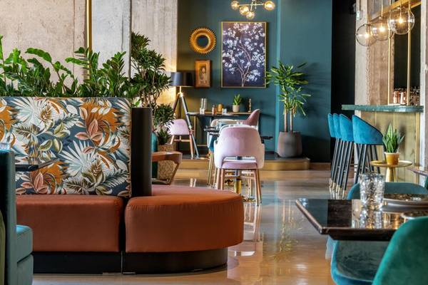 Lounge-Bereich des Skylark, Aluma Hotel & Resort mit modernem Interieur und Pflanzen.