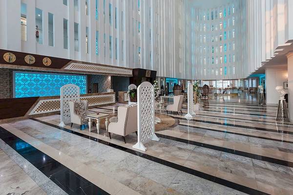 Empfangsbereich des Sultan of Dreams Hotels mit moderner Architektur und Marmorboden