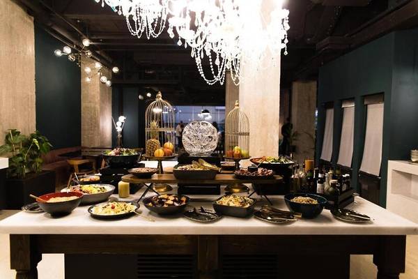 Buffet-Tisch im Skylark, Aluma Hotel & Resort mit verschiedenen Speisen.