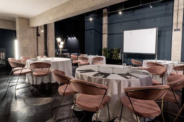 Konferenzraum im Skylark, Aluma Hotel & Resort mit runden Tischen und pinken Stühlen.