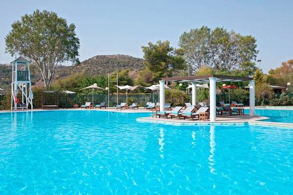 Pool und Loungebereich des Hotels Dolce Athens Attica Riviera