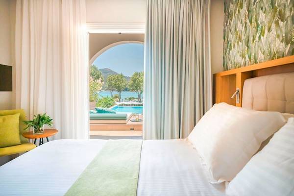Doppelzimmer mit Terrasse und Meerblick im Dolce Athens Attica Riviera Hotel