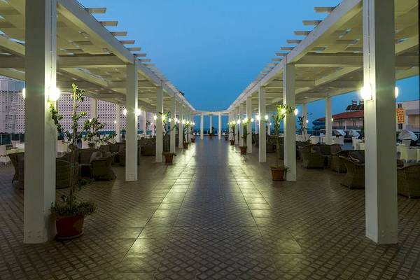 Terrasse des Sultan of Dreams Hotels mit weißen Säulen und Pflanzen