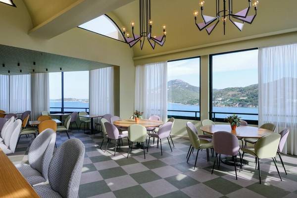 Innenansicht des Speisesaals von Dolce Athens Attica Riviera mit Blick auf das Meer.