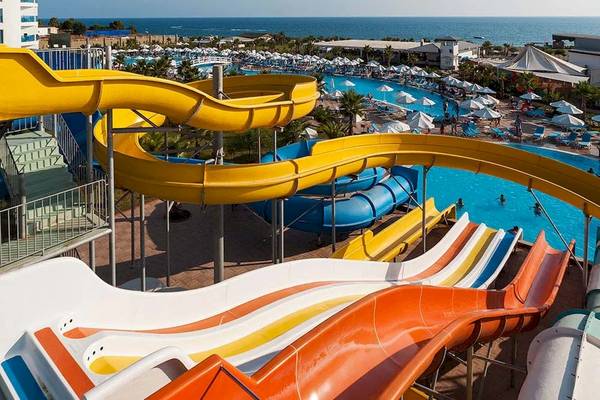 Wasserrutschen im Sultan of Dreams Hotel mit Blick auf den Ozean.