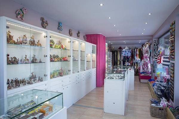Innenansicht des Shops im Hotel Dolce Athens Attica Riviera mit Vitrinen und Regalen