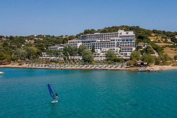 Dolce Athens Attica Riviera Hotel am Strand mit Windsurfer im Vordergrund