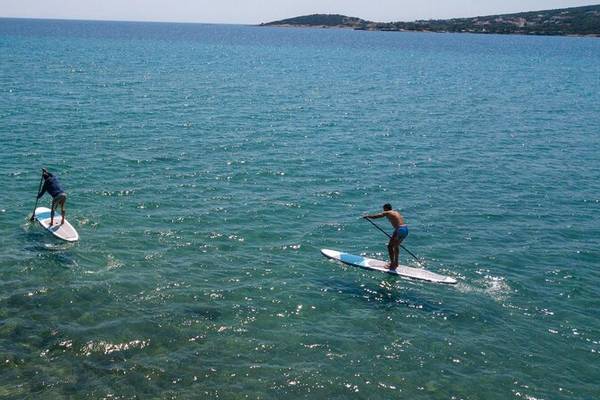 Zwei Paddler im Meer bei Dolce Athens Attica Riviera Hotel.