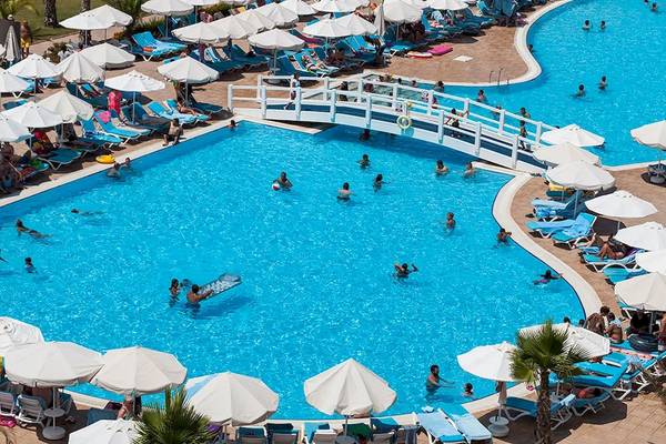 Luftaufnahme des Swimmingpools und der Liegestühle des Sultan of Dreams Hotels