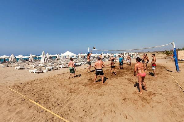 Volleyballspieler auf dem Strand vor dem Sultan of Dreams Hotel.