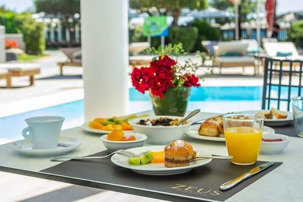 Frühstücksbuffet am Pool des Dolce Athens Attica Riviera Hotels