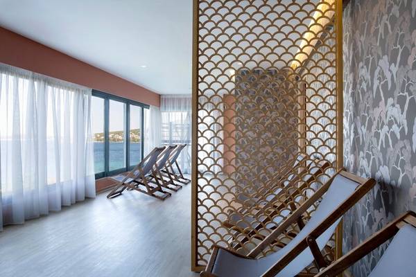 Loungebereich im Dolce Athens Attica Riviera Hotel mit Blick auf das Meer.