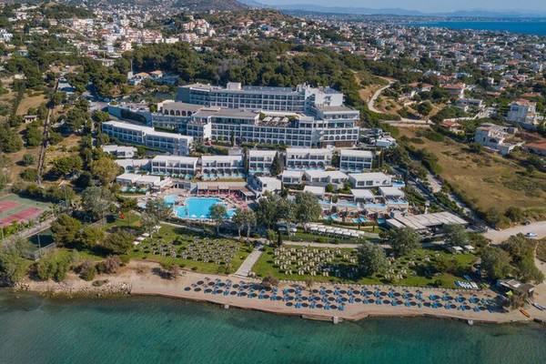 Luftaufnahme des Dolce Athens Attica Riviera Hotels mit Pool und Tennisplatz