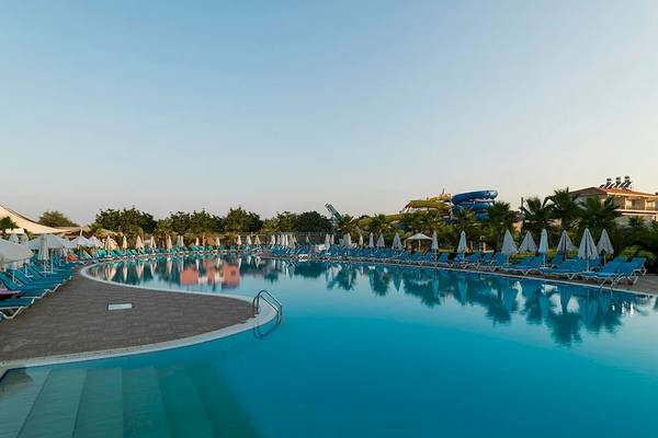 Ein großer Swimmingpool im Sultan of Dreams Hotel mit vielen Liegestühlen und Sonnenschirmen.