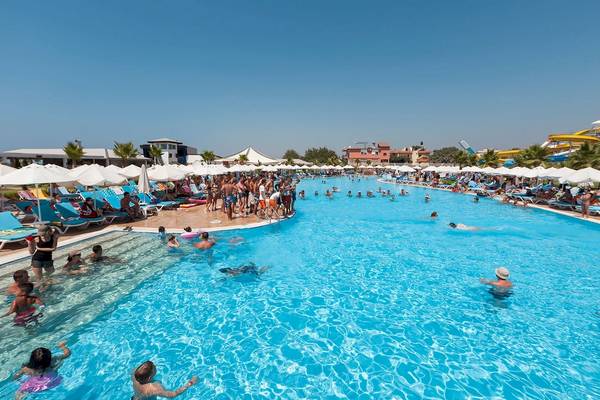Menschen schwimmen im großen Poolbereich des Sultan of Dreams Hotels