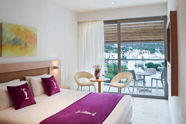 Schlafzimmer im I Resort Beach Hotel & Spa mit Blick auf die Terrasse und Möbel
