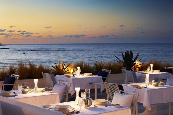 I Resort Beach Hotel & Spa: Abendessen am Strand mit Blick auf das Meer bei Sonnenuntergang.