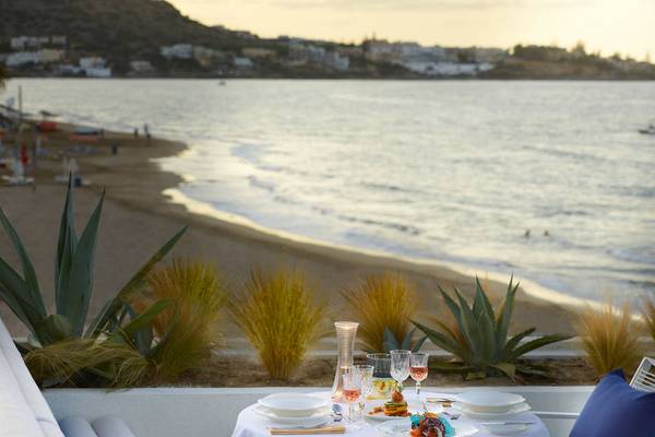 Terrasse des I Resort Beach Hotel mit Blick auf den Strand und das Meer