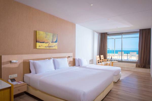 Doppelzimmer im I Resort Beach Hotel & Spa mit Meerblick, zwei Betten, und einem Fenster mit Blick auf den Strand.