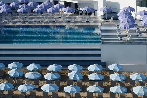 Luftaufnahme des I Resort Beach Hotel & Spa mit Swimmingpool, Sonnenschirmen und Liegestühlen