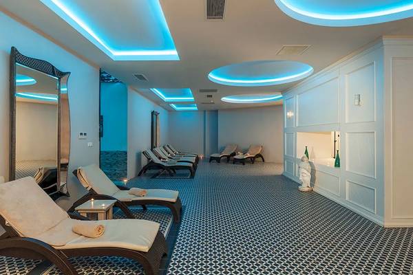 Lounge-Bereich im Sultan of Dreams Hotel mit gemustertem Boden und beleuchteten Decken.