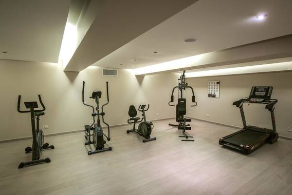 Fitnessraum im I Resort Beach Hotel & Spa mit verschiedenen Trainingsgeräten wie Laufband, Stepper und Rudermaschine.