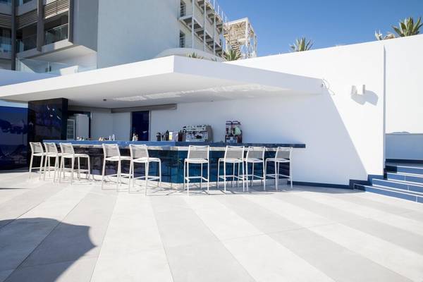 Terrasse mit Bar im I Resort Beach Hotel & Spa