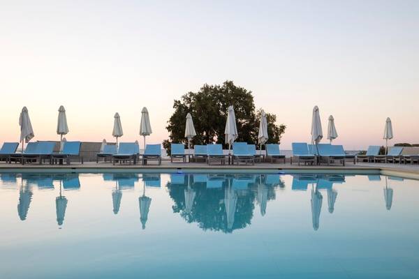 Pool mit Liegestühlen und Sonnenschirmen im I Resort Beach Hotel & Spa