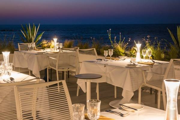 Abendessen auf der Terrasse des I Resort Beach Hotel & Spa mit Blick auf den Ozean.
