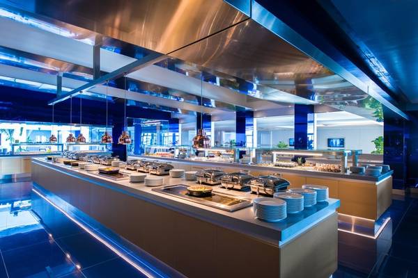 Buffetbereich im I Resort Beach Hotel & Spa mit vielen Gerichten und Geschirr.