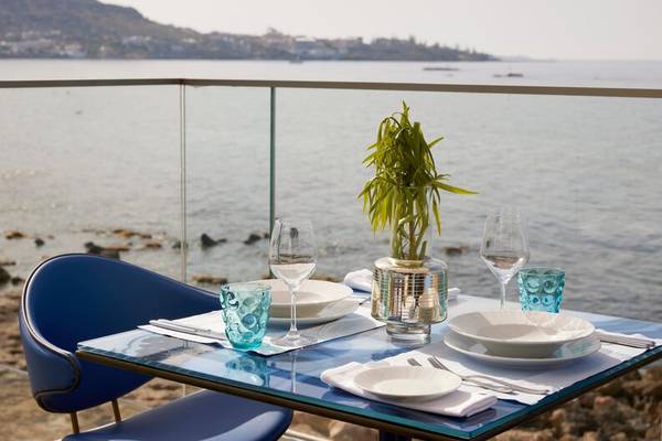 Tisch im I Resort Beach Hotel & Spa mit Meerblick, serviert mit Geschirr und Gläsern.