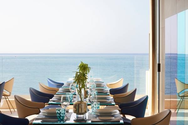 Speisesaal im I Resort Beach Hotel mit Blick auf das Meer