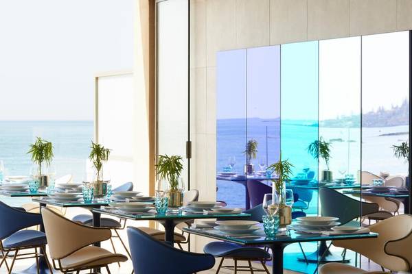 Interieur des I Resort Beach Hotel & Spa, Esstisch mit Blick auf das Meer.
