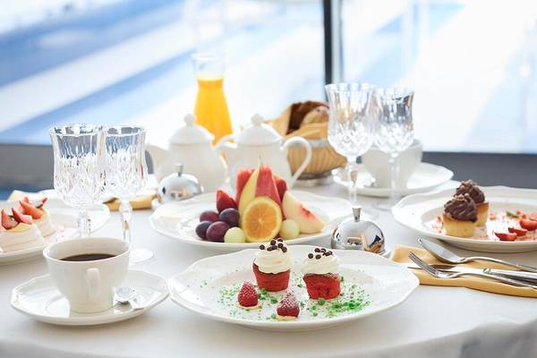 Frühstücksbuffet auf einem Tisch im I Resort Beach Hotel & Spa mit verschiedenen Desserts und Getränken.