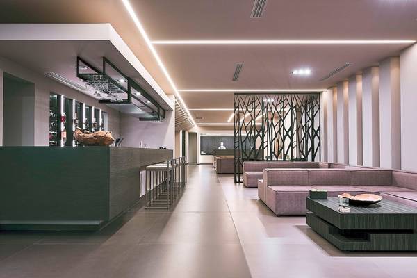 Innenbereich des Nema Design Hotels mit Bar, Sitzbereichen und moderner Einrichtung.