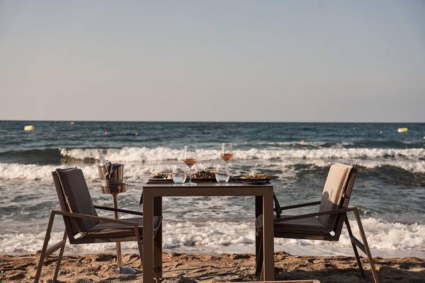 Tisch am Strand des Nema Design Hotels mit Speisen und Getränken