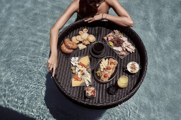 Frühstück im Pool des Nema Design Hotel & Spa mit verschiedenen Gerichten.