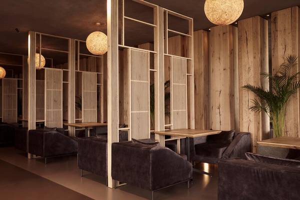 Innenbereich des Nema Design Hotel & Spa mit modernen Möbeln und Holzelementen.
