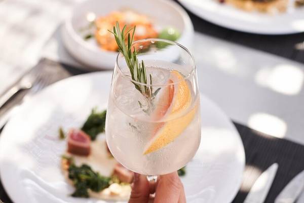 Getränk mit Rosmarin und Zitrone im Nema Design Hotel & Spa