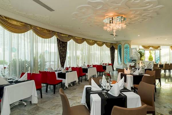 Innenansicht des Restaurants im Sultan of Dreams Hotel mit elegant eingerichteten Tischen und Stühlen.